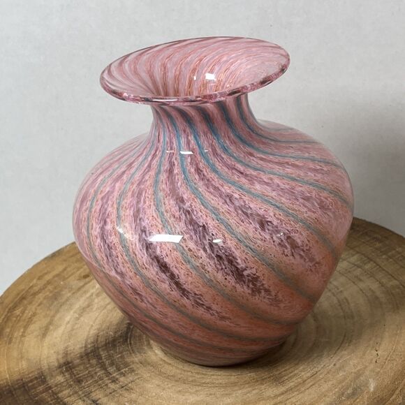 Vintage 1987 Union Street Studio Art Glass Vase Pink Blue Swirl 7” Signed - Picture 5 of 6